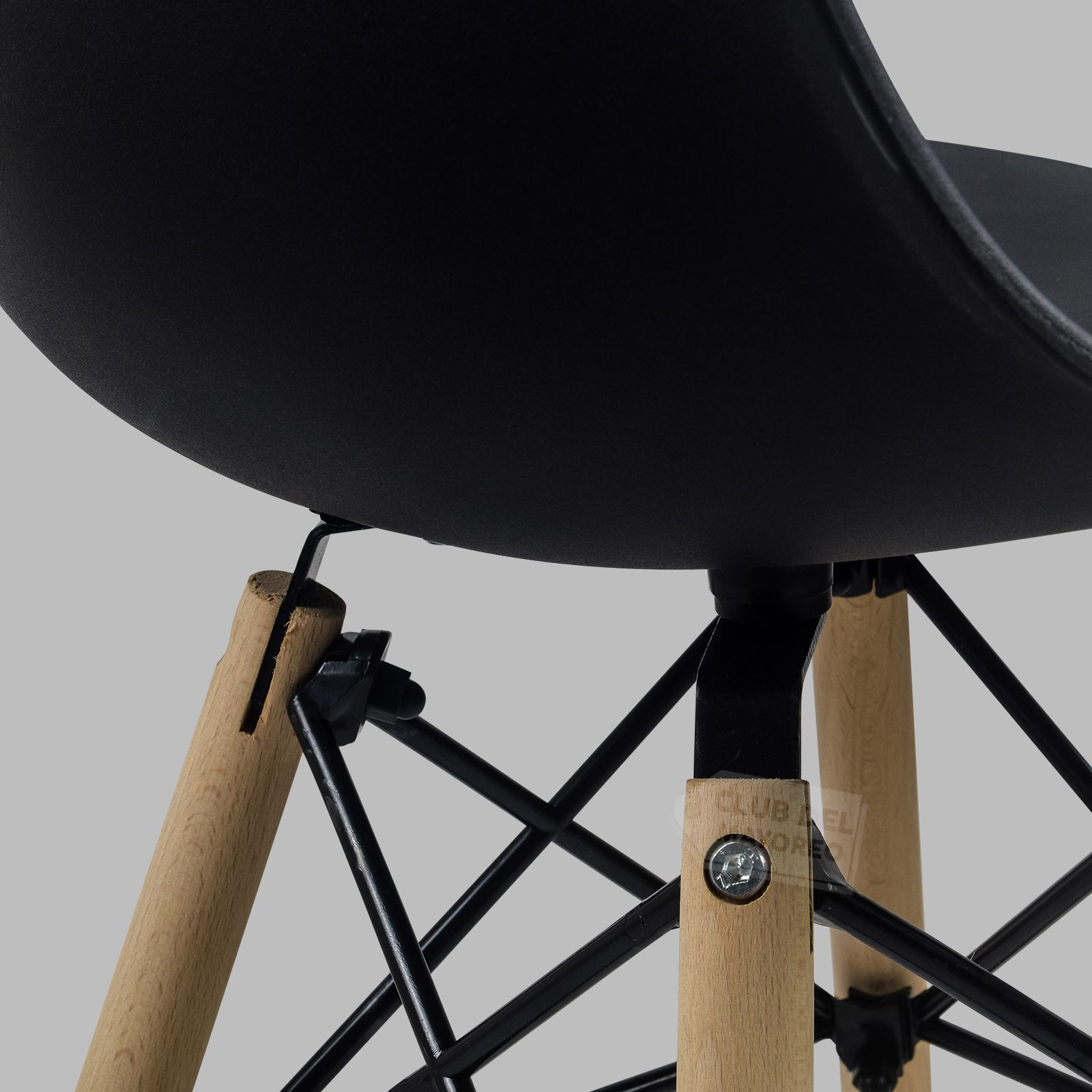 493108-EAMES-NEGRO-7.jpg